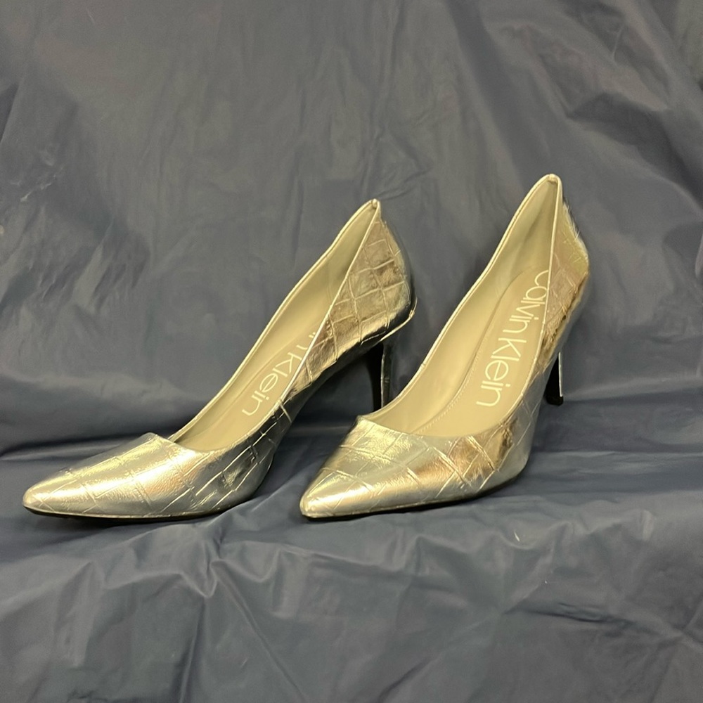 Calvin Klein's Gayle pointed toe pump is a stiletto staple for any wardrobe.